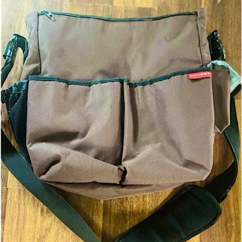 Skip * Hop Messenger/Diaper Bag